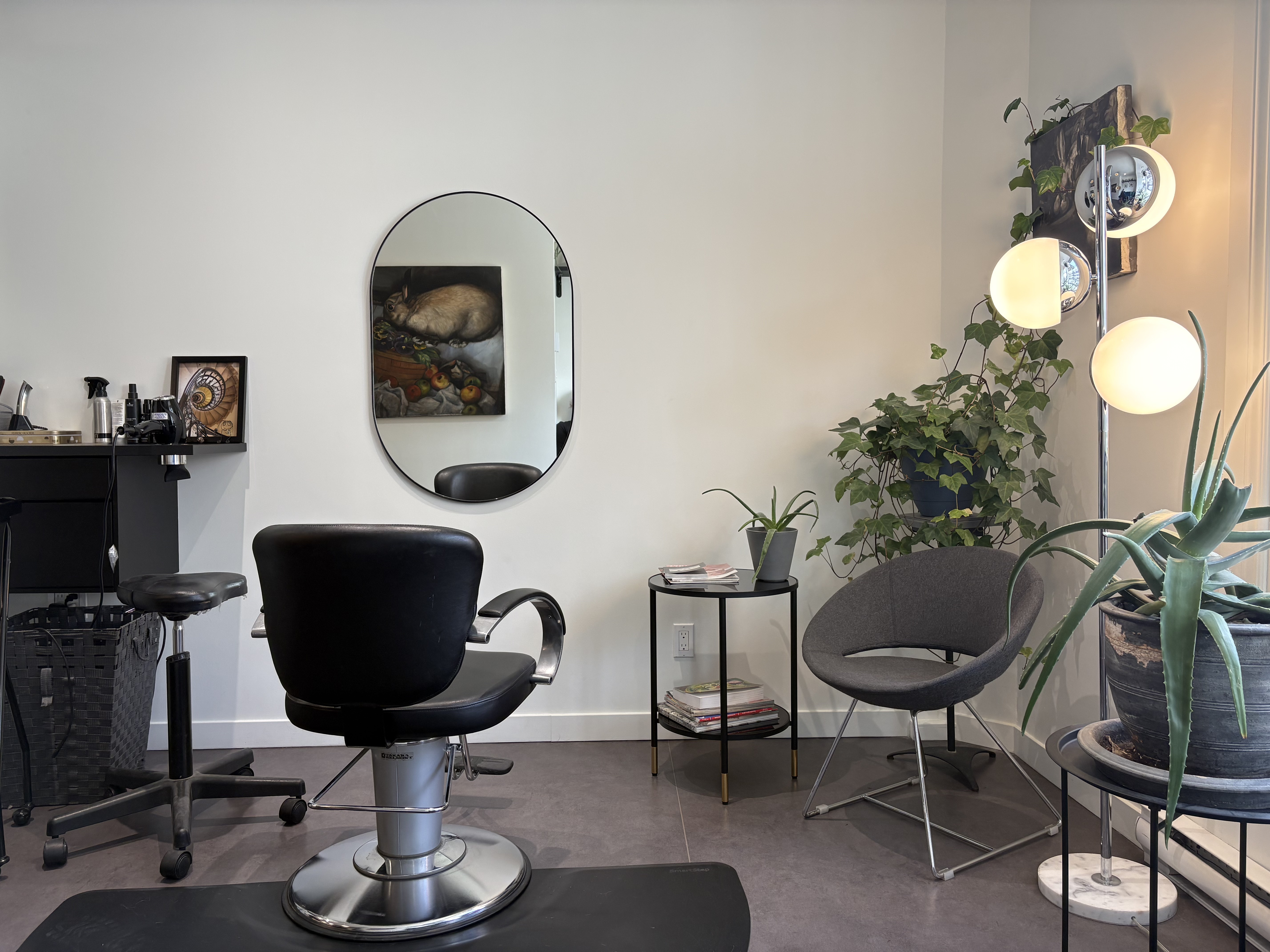 Fauteuil et miroir au salon Coiffure Le Margo